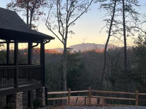Private Wooded Setting with Views, Fire Pit, Hot Tub