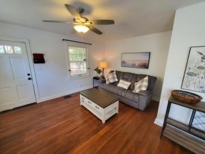 Downtown Getaway - Pet Friendly home