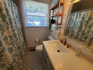 Downtown Getaway - Pet Friendly home