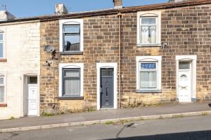 Cosy Brierfield house with fireplace and parking