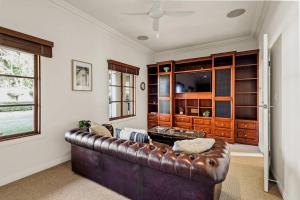5 BR 4B Pool Yoga Near Turf Club and Hota
