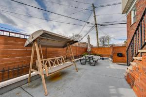 6 Mi to Lower Manhattan Apt with Shared Patio!