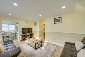 6 Mi to Lower Manhattan Apt with Shared Patio!