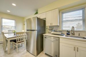 6 Mi to Lower Manhattan Apt with Shared Patio!