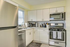 6 Mi to Lower Manhattan Apt with Shared Patio!