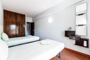 5-minute walk to Aveiros Beach