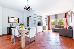 5-minute walk to Aveiros Beach