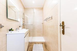 5-minute walk to Aveiros Beach