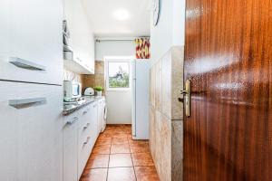 5-minute walk to Aveiros Beach