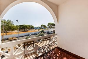 5-minute walk to Aveiros Beach