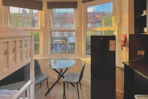 2 minute walk from Golders Green Station 1