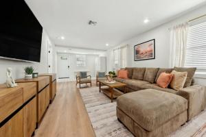 Bluebird House and Guest House with a Heated Pool