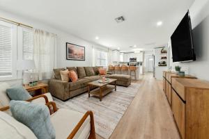 Bluebird House and Guest House with a Heated Pool