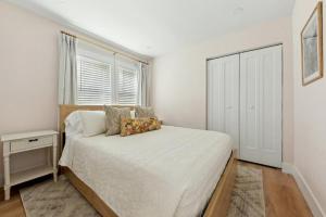 Bluebird House and Guest House with a Heated Pool