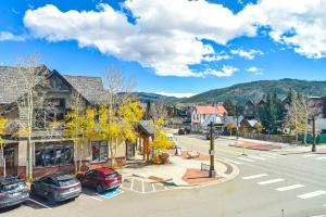 Fifth Main Condo - Downtown, Mountain Views