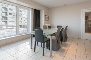 LECOMTE - Family escape at sea 203