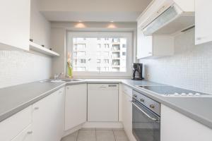 LECOMTE - Family escape at sea 203