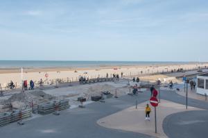 LECOMTE - Family escape at sea 203