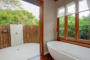 The Cabin Luxury Safari Villa, Private Pool, Hot tub, Outdoor Shower, Giraffe Tower, Free Standing Bath, Private Game Reserve, Romantic Getaway, Ultimate Bush Luxury