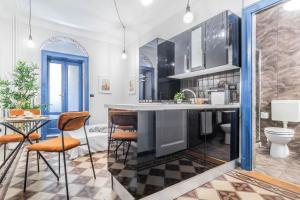 Elegant City Center Flat 5 Guests - M1 Metro - Fast Wi-Fi - AC & Balcony