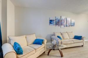 Artistic Escape in Fayetteville! Cozy Couples Apt