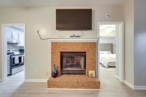 Artistic Escape in Fayetteville! Cozy Couples Apt