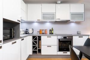 Luminous 2-bedroom apartment next to Old Town