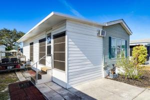 Snowbird Escape with Pools! 6 Mi to Dtwn Sarasota