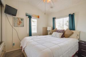 Snowbird Escape with Pools! 6 Mi to Dtwn Sarasota