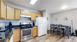 Great two bedroom spot near airport