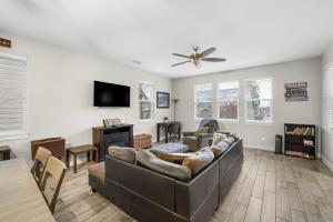 Modern Flagstaff Getaway with Mountain Charm.