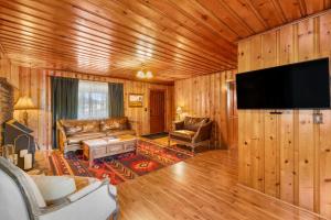 Cozy Cabin in the Pines w Grill Outdoor Dining