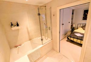 Quiet studio apartment - Hidden Hackney mews, outdoor seating