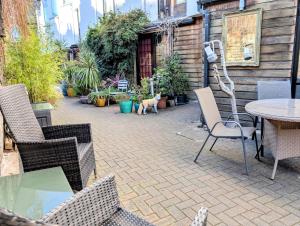 Quiet studio apartment - Hidden Hackney mews, outdoor seating