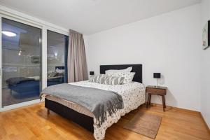 Utsikt over fjorden, 2 terrasser og parkering