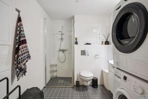 Utsikt over fjorden, 2 terrasser og parkering