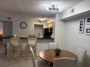 Cozy Hollywood Getaway-2-bed 2-bath