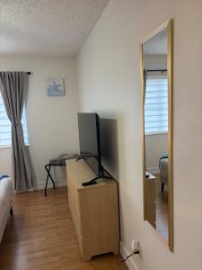 Cozy Hollywood Getaway-2-bed 2-bath