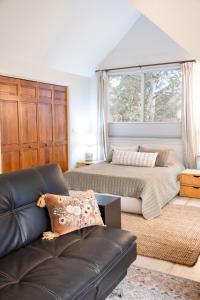 Cozy Studio, Snowmobile Lake Access & 5min to Downtown