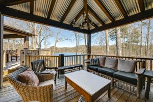 Incredible Lake Glenville Views: Cashiers Home