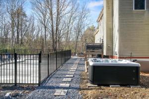 Epic Poconos Pad - Pool - Hot Tub - Gym - Golf Sim