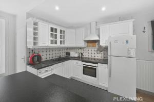 Spacious one-bedroom apartment just 1 minute walk from Montparnasse train