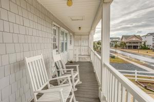 Steps to Sand! Family Ocean Isle Beach Retreat