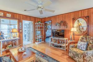 Steps to Sand! Family Ocean Isle Beach Retreat