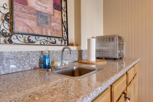 Near Parks, Shops and Eats! Bullhead City Casita