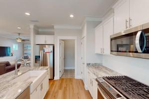 Pet Friendly Beach House Beach Nearby sleeps 10