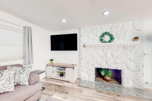 Dog-Friendly Home Saltwater Pool, Fire Pit, Games