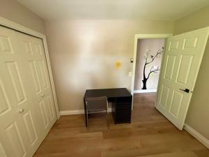 BRIGHT & MODERN QUEEN Room, in Golden Village Richmond
