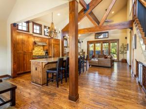 Suncadia 3 Bedroom Rustic Corner Home