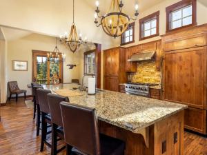 Suncadia 3 Bedroom Rustic Corner Home